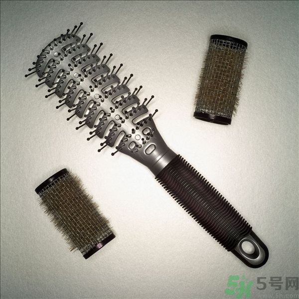 長卷發(fā)應(yīng)該用什么梳子梳頭發(fā)？卷發(fā)用什么梳子最好？