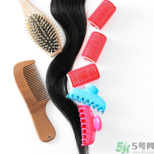 長卷發(fā)應(yīng)該用什么梳子梳頭發(fā)？卷發(fā)用什么梳子最好？
