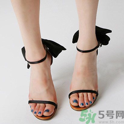 腳心長(zhǎng)水泡是怎么回事？腳心長(zhǎng)水泡怎么辦？