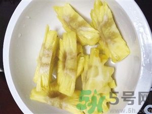 菠蘿里面發(fā)黑是為什么？發(fā)黑的菠蘿能吃嗎？
