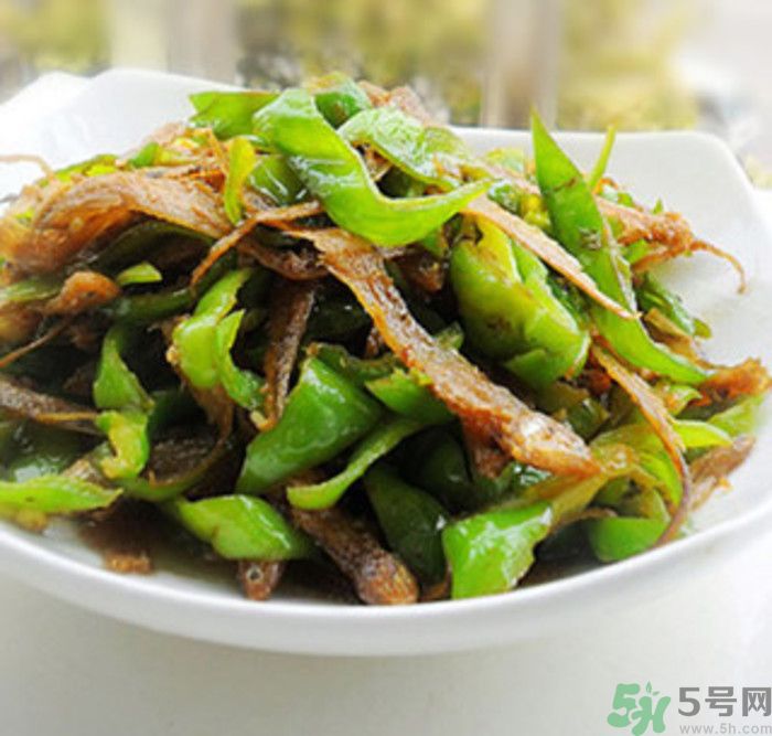 油燜干魚怎么做的？干魚怎么炒好吃？