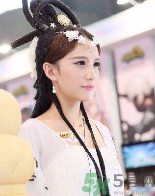 陜西最美媽媽是誰？陜西最美媽媽當街哺乳被棄女嬰是怎么回事？