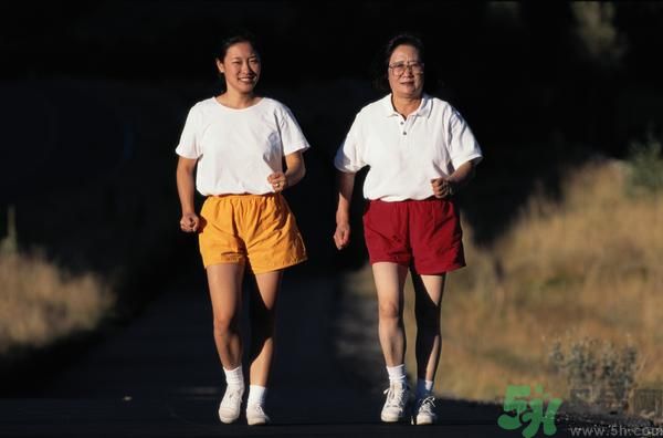 大伯仰頭喝可樂(lè)四肢癱瘓是怎么回事？喝可樂(lè)真的會(huì)癱瘓嗎？