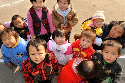 小孩子咬鉛筆會鉛中毒嗎？小孩子咬鉛筆會影響身體健康嗎？