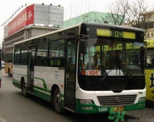 開蘭博基尼上下班的人是誰？開蘭博基尼上下班開的是哪輛公交車？