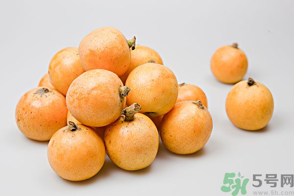 枇杷能跟百合一起煮嗎？ 枇杷能和銀耳一起煮嗎？