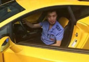 開蘭博基尼上下班的人是誰？開蘭博基尼上下班開的是哪輛公交車？
