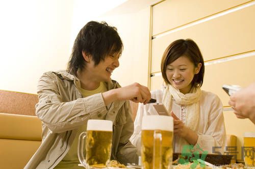 過期啤酒能喝嗎？過期啤酒喝了會(huì)怎么樣？