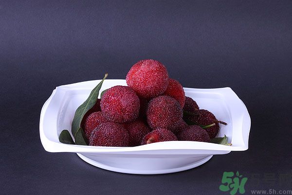 吃楊梅時可以喝茶嗎？吃楊梅時喝茶有什么壞處？