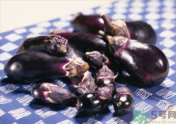 茄子里面發(fā)棕色能吃嗎？茄子里面有褐色能吃嗎？