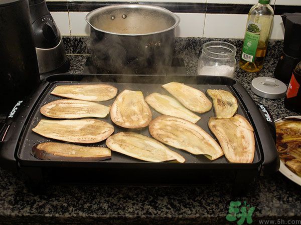 茄子里面發(fā)棕色能吃嗎？茄子里面有褐色能吃嗎？