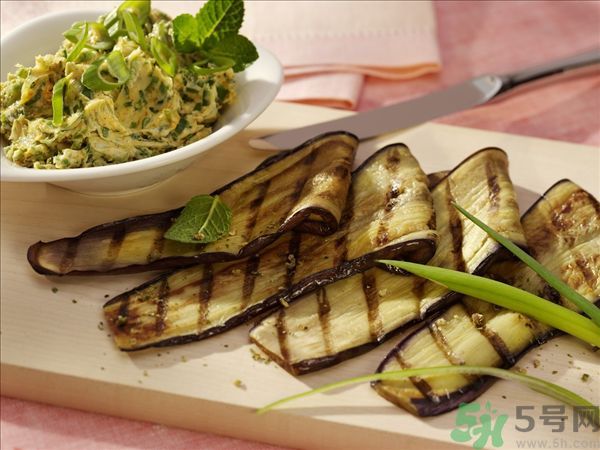 茄子里面發(fā)棕色能吃嗎？茄子里面有褐色能吃嗎？
