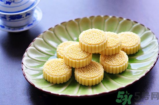 吃綠豆糕能喝啤酒嗎？吃綠豆糕喝啤酒好不好？