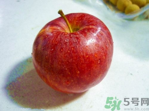 蘋(píng)果皮上的斑點(diǎn)是怎么回事?蘋(píng)果皮上斑還能吃嗎