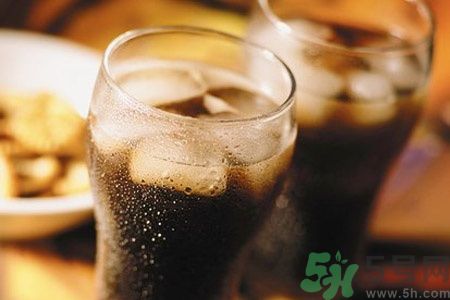 吃香蕉可以喝可樂(lè)嗎？喝可樂(lè)可以吃香蕉嗎？