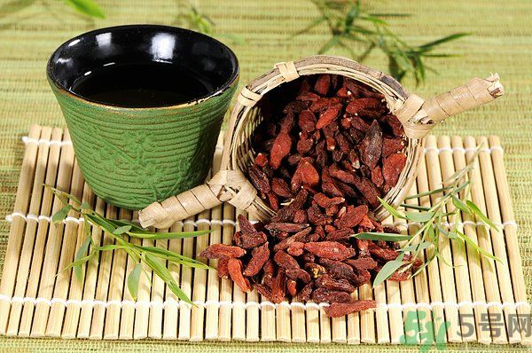 泡枸杞要用開水嗎？泡枸杞的水越熱越好嗎？
