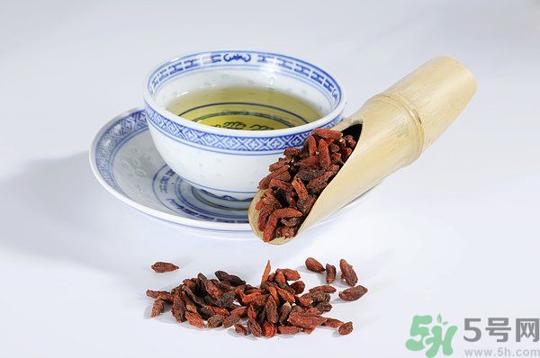 泡枸杞要用開(kāi)水嗎？泡枸杞的水越熱越好嗎？