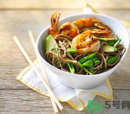 生菜可以和蝦一起吃嗎？生菜和蝦一起吃可以嗎？