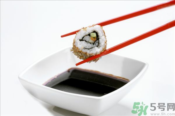 老抽和生抽的區(qū)別方法？怎么區(qū)分生抽和老抽？