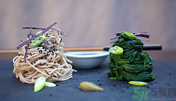 涼拌生菜放生抽還是老抽？涼拌菜放什么醬油好？