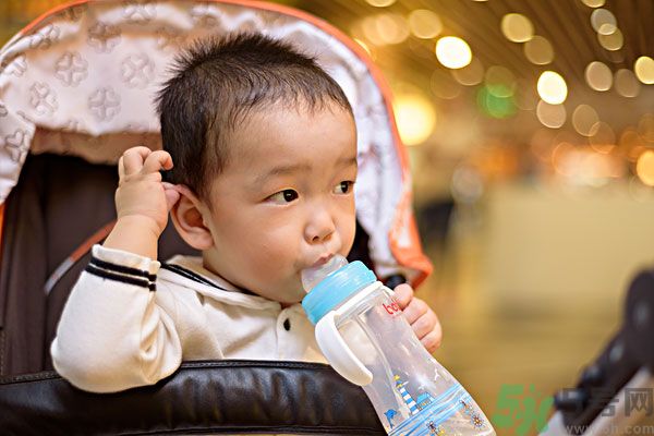 如何讓寶寶養(yǎng)成愛喝水的習(xí)慣？兒童智能水杯有啥功能？