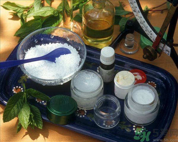 去年沒(méi)用完的防曬霜今年還能用嗎？擦護(hù)膚品直接用手取好嗎？