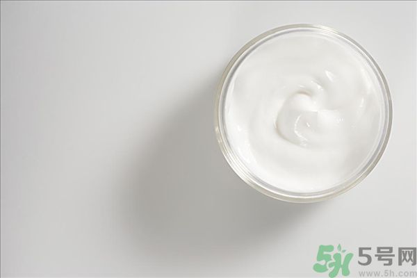 去年沒(méi)用完的防曬霜今年還能用嗎？擦護(hù)膚品直接用手取好嗎？