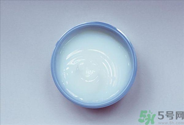 去年沒(méi)用完的防曬霜今年還能用嗎？擦護(hù)膚品直接用手取好嗎？
