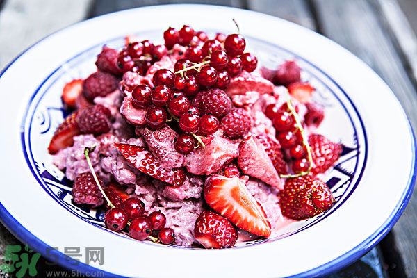 草莓和什么榨汁好喝？草莓榨汁搭配什么好？