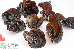 木耳能用開水泡嗎？泡木耳用熱水還是涼水好？