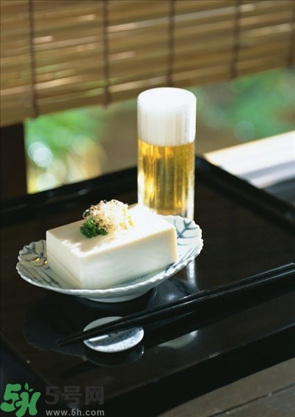 吃豆腐能喝啤酒嗎？喝酒吃豆腐能解酒嗎？
