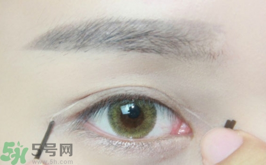 單眼皮怎么變雙眼皮了？單眼皮上面有一條線