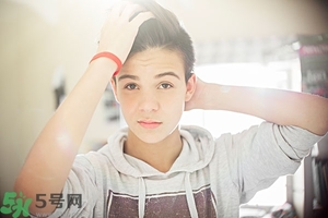 熬夜眼睛腫了怎么辦？熬夜眼睛紅了怎么辦？