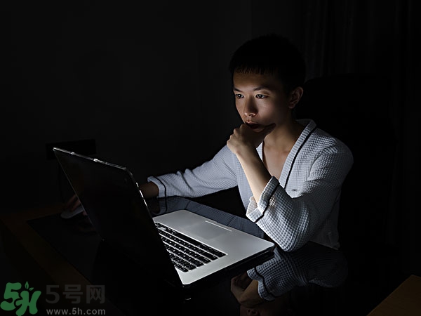 熬夜上火牙齦腫痛怎么辦？熬夜上火喉嚨痛怎么辦？