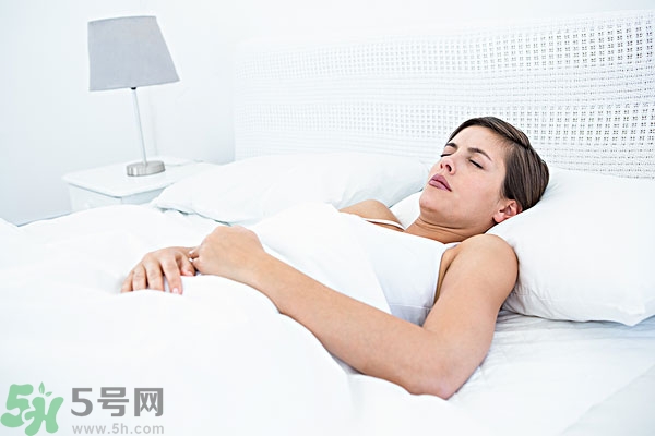 第一次來月經(jīng)是黑色的正常嗎？第一次月經(jīng)是黑色的是怎么回事？