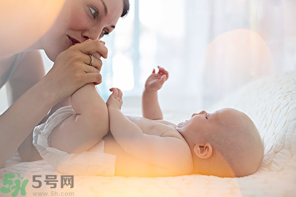 寶寶腳上起水泡怎么辦？寶寶腳底長(zhǎng)透明水泡怎么辦？