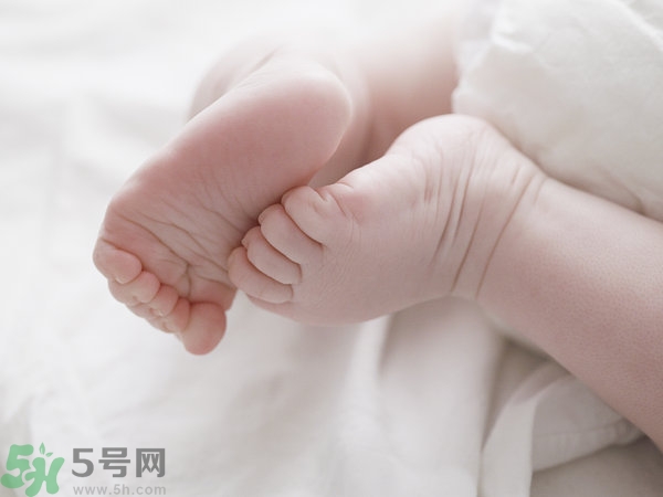 寶寶腳上起水泡怎么辦？寶寶腳底長(zhǎng)透明水泡怎么辦？