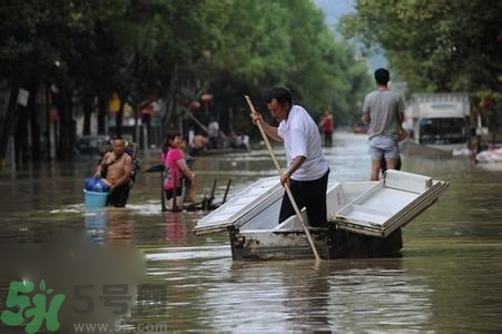在雨水中走路容易得什么?。吭谟晁凶呗酚惺裁次：?？