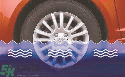 路面雨水多深車輛不宜通行？車輛在雨水中行駛要注意什么？