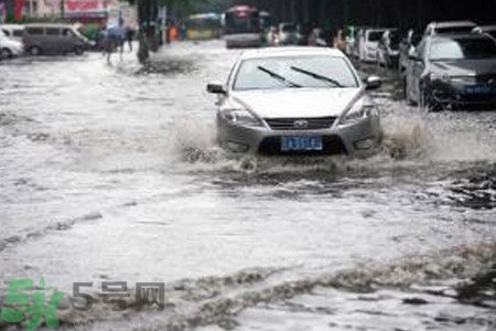 路面雨水多深車輛不宜通行？車輛在雨水中行駛要注意什么？