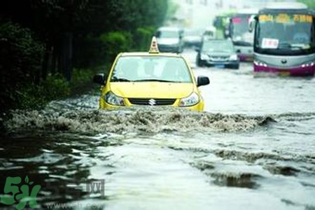 路面雨水多深車輛不宜通行？車輛在雨水中行駛要注意什么？