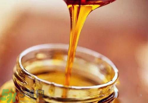 蜂蜜放在冰箱里結(jié)白晶是怎么回事？蜂蜜放在冰箱里結(jié)白晶可以吃嗎？