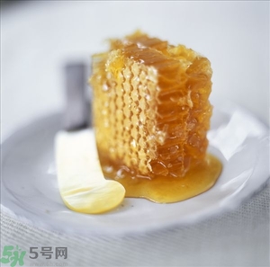 蜂蜜放久了有酒味是怎么回事？蜂蜜有酒味還能喝嗎？