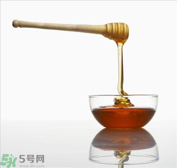 蜂蜜放久了有酒味是怎么回事？蜂蜜有酒味還能喝嗎？