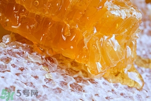 蜂蜜放久了有酒味是怎么回事？蜂蜜有酒味還能喝嗎？