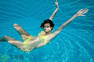 浮潛要穿泳衣嗎？浮潛要穿什么衣服？