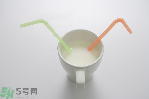 羊奶和牛奶哪個(gè)營(yíng)養(yǎng)高?牛奶與羊奶哪個(gè)營(yíng)養(yǎng)更好？