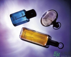 香水是噴在衣服上還是身體上？噴香水的正確位置