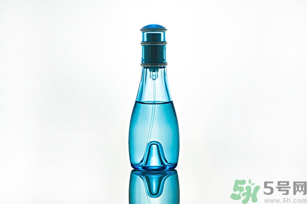 香水過(guò)敏了怎么辦？噴香水對(duì)身體有害嗎？