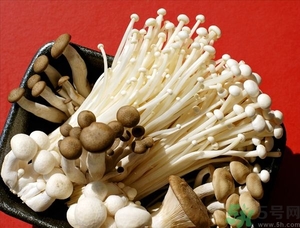 金針菇發(fā)霉了能吃嗎？金針菇長(zhǎng)白毛還能吃嗎？